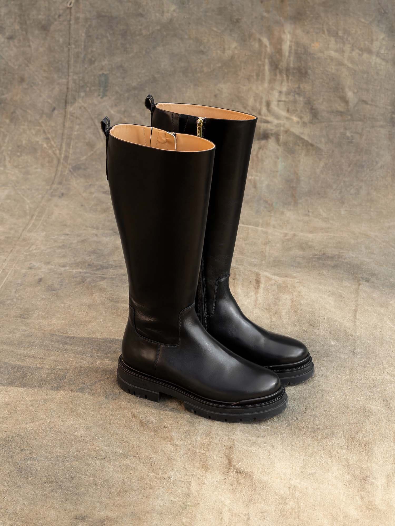 https://www.scorett.se/pub_docs/files/scorett_shoes-and-trends_ayta_b_stovlar_aw25_06.jpg