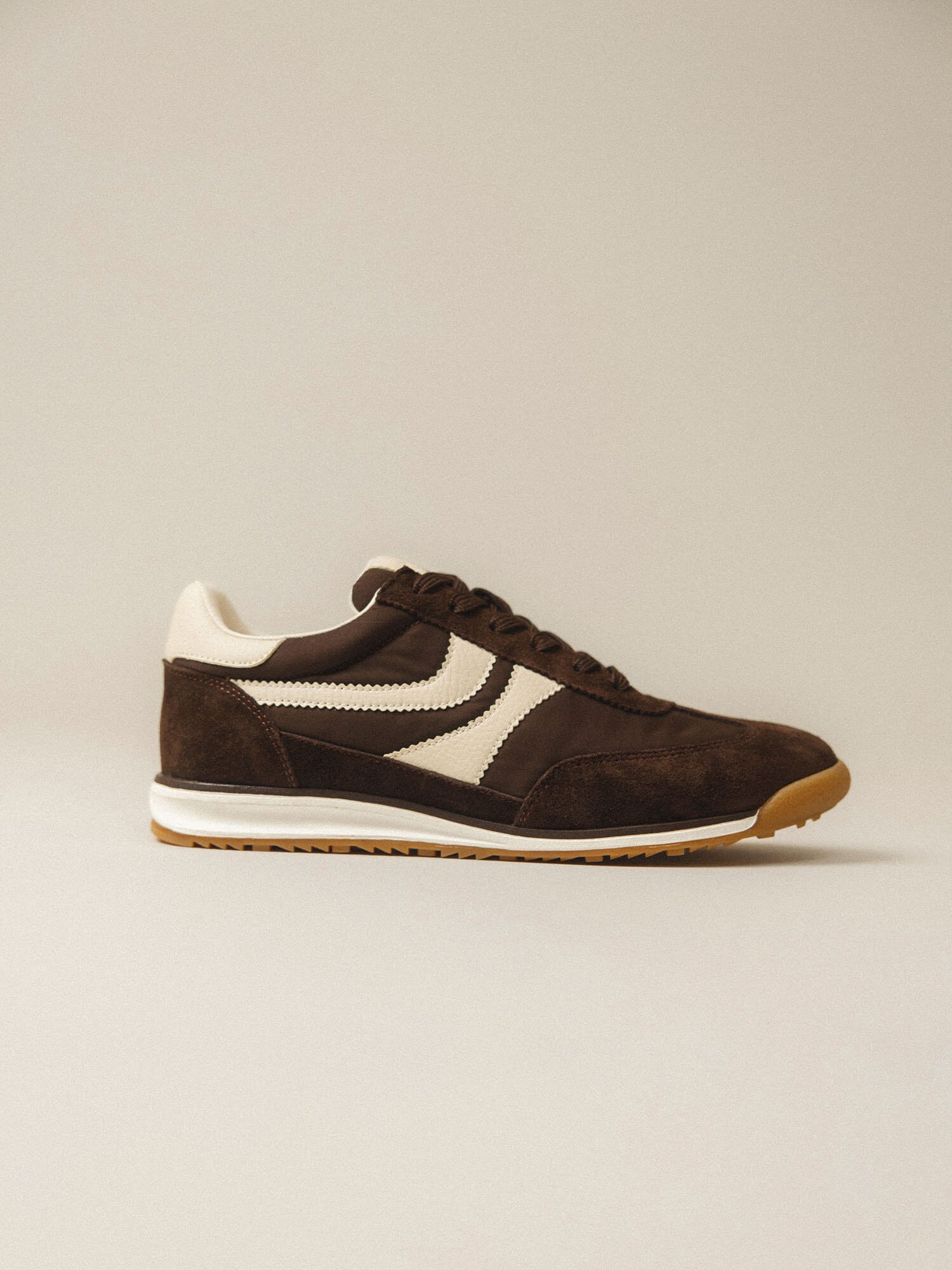 https://www.scorett.se/pub_docs/files/scorett_shoes-and-trends_sneakers_aw25_01.jpg