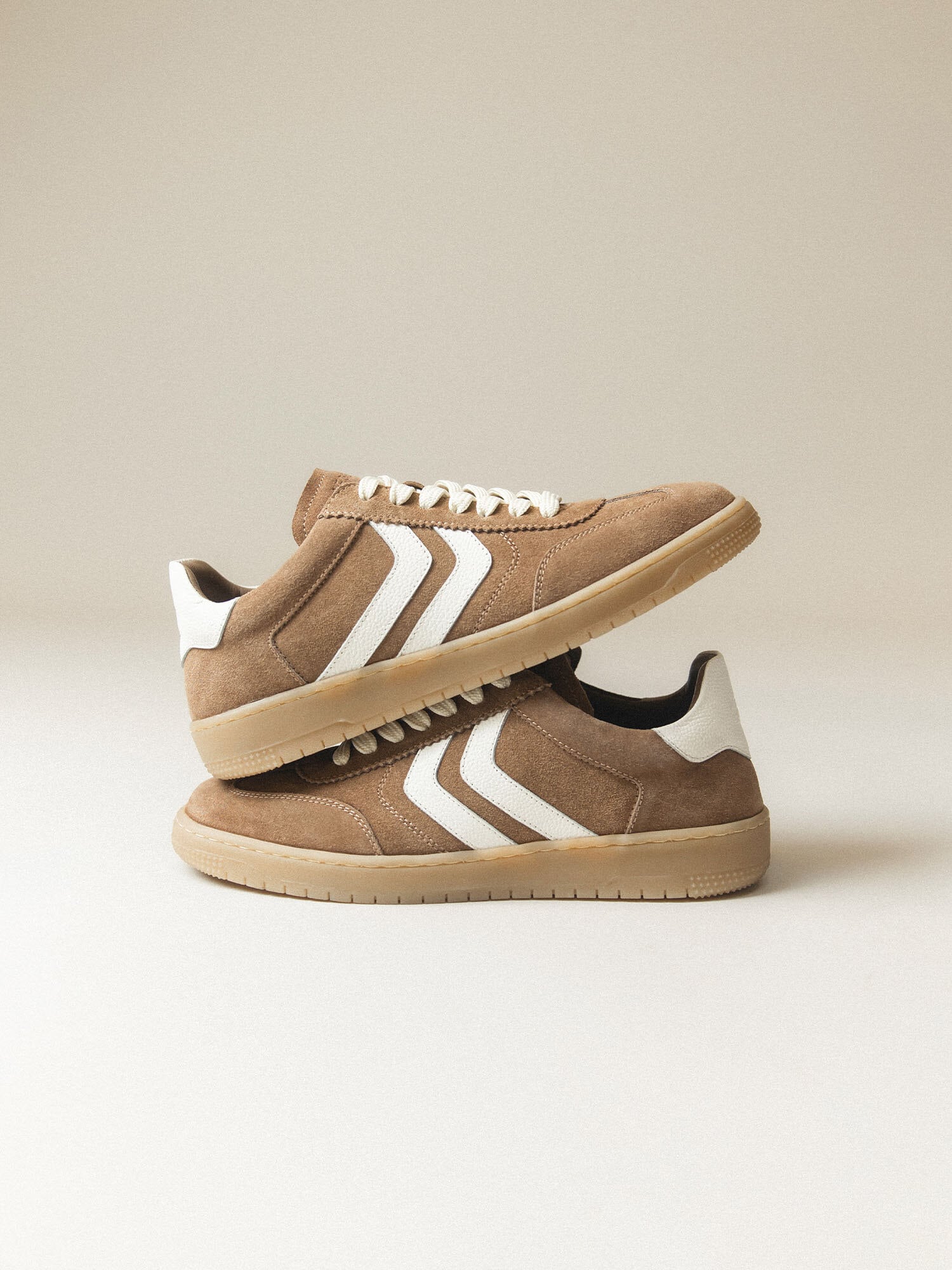 https://www.scorett.se/pub_docs/files/scorett_shoes-and-trends_sneakers_aw25_02.jpg