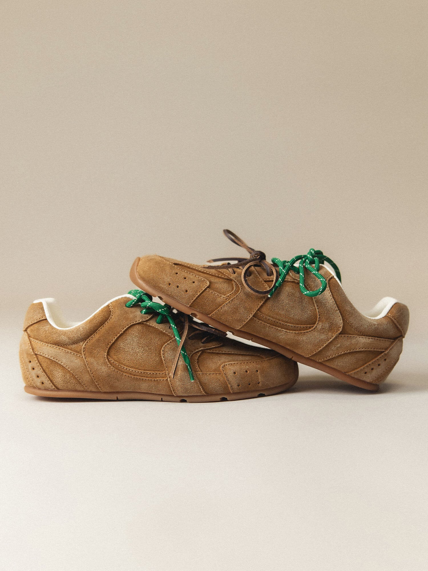 https://www.scorett.se/pub_docs/files/scorett_shoes-and-trends_sneakers_aw25_05.jpg