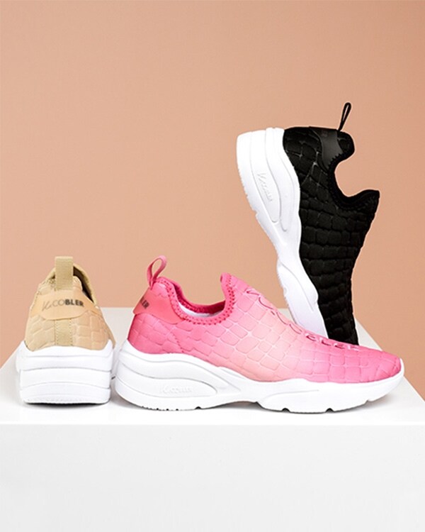 Shoppa trendiga textilsneakers och socksneakers i butik och online hos Scorett